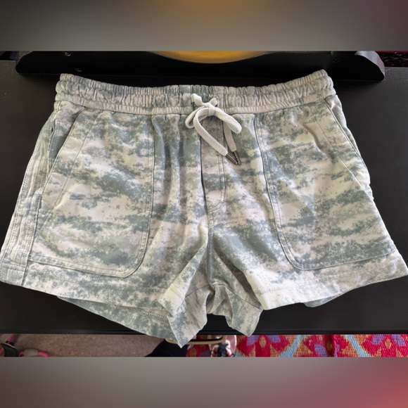 Athleta Pants - Athleta Farallon Drawstring Cotton fog green camo shorts